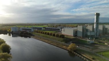 İngiltere 'nin Newark-on-Trent yakınlarındaki büyük bir CCGT doğalgaz enerji santrali olan Staythorpe Elektrik Santrali' nin hava aracı görüntüsü taranıyor.