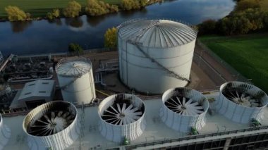 İngiltere 'nin Newark-on-Trent yakınlarındaki büyük bir CCGT doğalgaz enerji santrali olan Staythorpe Elektrik Santrali' nin hava aracı görüntüsü taranıyor.