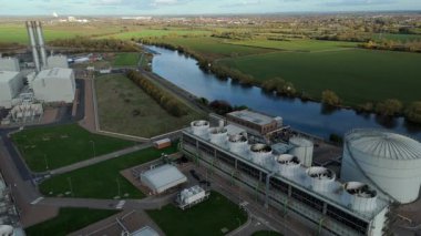 İngiltere 'nin Newark-on-Trent yakınlarındaki büyük bir CCGT doğalgaz enerji santrali olan Staythorpe Elektrik Santrali' nin hava aracı görüntüsü taranıyor.
