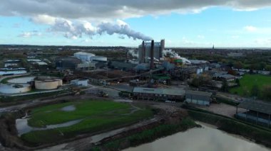 Geniş Britanya Şeker Fabrikası Altyapısının Üzerinde Büyük Depolama Siloları ve Egzoz Plumlarıyla Sinema Uçuşu