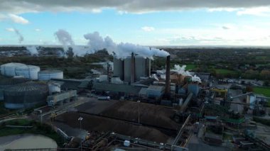 Geniş Britanya Şeker Fabrikası Altyapısının Üzerinde Büyük Depolama Siloları ve Egzoz Plumlarıyla Sinema Uçuşu