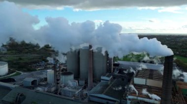 Geniş Britanya Şeker Fabrikası Altyapısının Üzerinde Büyük Depolama Siloları ve Egzoz Plumlarıyla Sinema Uçuşu