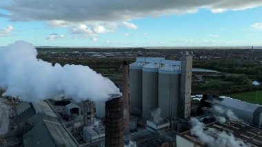 Geniş Britanya Şeker Fabrikası Altyapısının Üzerinde Büyük Depolama Siloları ve Egzoz Plumlarıyla Sinema Uçuşu