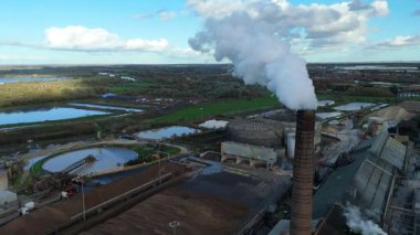 Geniş Britanya Şeker Fabrikası Altyapısının Üzerinde Büyük Depolama Siloları ve Egzoz Plumlarıyla Sinema Uçuşu