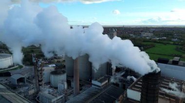 Geniş Britanya Şeker Fabrikası Altyapısının Üzerinde Büyük Depolama Siloları ve Egzoz Plumlarıyla Sinema Uçuşu