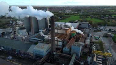 Geniş Britanya Şeker Fabrikası Altyapısının Üzerinde Büyük Depolama Siloları ve Egzoz Plumlarıyla Sinema Uçuşu