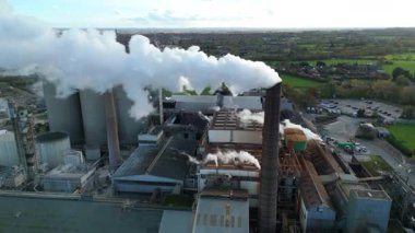 Geniş Britanya Şeker Fabrikası Altyapısının Üzerinde Büyük Depolama Siloları ve Egzoz Plumlarıyla Sinema Uçuşu