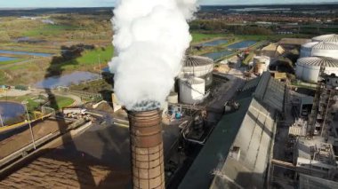 Geniş Britanya Şeker Fabrikası Altyapısının Üzerinde Büyük Depolama Siloları ve Egzoz Plumlarıyla Sinema Uçuşu