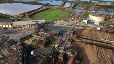 Geniş Britanya Şeker Fabrikası Altyapısının Üzerinde Büyük Depolama Siloları ve Egzoz Plumlarıyla Sinema Uçuşu