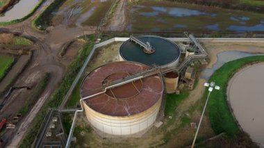 Geniş Britanya Şeker Fabrikası Altyapısının Üzerinde Büyük Depolama Siloları ve Egzoz Plumlarıyla Sinema Uçuşu