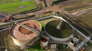 Geniş Britanya Şeker Fabrikası Altyapısının Üzerinde Büyük Depolama Siloları ve Egzoz Plumlarıyla Sinema Uçuşu