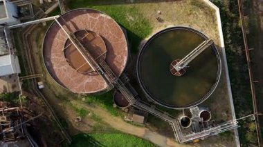 Geniş Britanya Şeker Fabrikası Altyapısının Üzerinde Büyük Depolama Siloları ve Egzoz Plumlarıyla Sinema Uçuşu