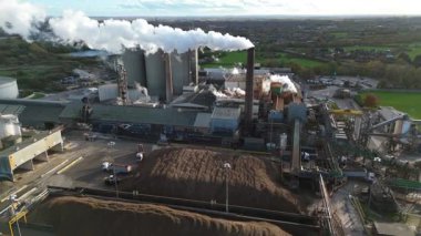 Geniş Britanya Şeker Fabrikası Altyapısının Üzerinde Büyük Depolama Siloları ve Egzoz Plumlarıyla Sinema Uçuşu
