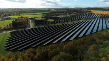 Büyük Fotovoltaik Güneş Santrali ve Kırsal İngiltere 'de Yüksek Voltajlı Şebeke Altyapısının Yüksek İrtifa Dronu Perspektifi