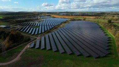 Büyük Fotovoltaik Güneş Santrali ve Kırsal İngiltere 'de Yüksek Voltajlı Şebeke Altyapısının Yüksek İrtifa Dronu Perspektifi