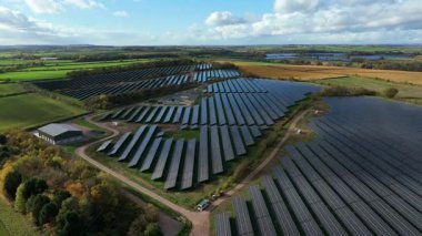 Büyük Fotovoltaik Güneş Santrali ve Kırsal İngiltere 'de Yüksek Voltajlı Şebeke Altyapısının Yüksek İrtifa Dronu Perspektifi
