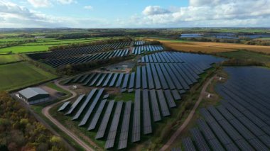 Büyük Fotovoltaik Güneş Santrali ve Kırsal İngiltere 'de Yüksek Voltajlı Şebeke Altyapısının Yüksek İrtifa Dronu Perspektifi