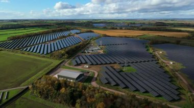 Büyük Fotovoltaik Güneş Santrali ve Kırsal İngiltere 'de Yüksek Voltajlı Şebeke Altyapısının Yüksek İrtifa Dronu Perspektifi