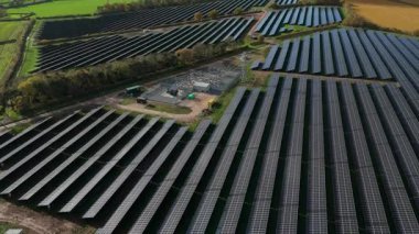 Büyük Fotovoltaik Güneş Santrali ve Kırsal İngiltere 'de Yüksek Voltajlı Şebeke Altyapısının Yüksek İrtifa Dronu Perspektifi