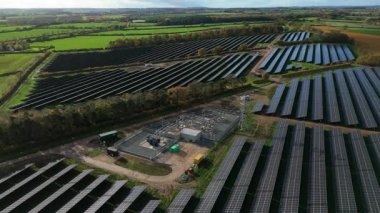 Büyük Fotovoltaik Güneş Santrali ve Kırsal İngiltere 'de Yüksek Voltajlı Şebeke Altyapısının Yüksek İrtifa Dronu Perspektifi