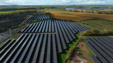 Büyük Fotovoltaik Güneş Santrali ve Kırsal İngiltere 'de Yüksek Voltajlı Şebeke Altyapısının Yüksek İrtifa Dronu Perspektifi