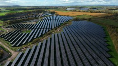 Büyük Fotovoltaik Güneş Santrali ve Kırsal İngiltere 'de Yüksek Voltajlı Şebeke Altyapısının Yüksek İrtifa Dronu Perspektifi