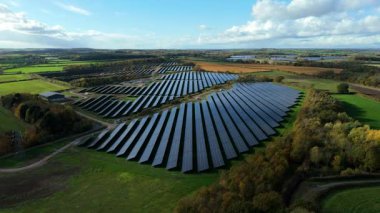 Büyük Fotovoltaik Güneş Santrali ve Kırsal İngiltere 'de Yüksek Voltajlı Şebeke Altyapısının Yüksek İrtifa Dronu Perspektifi