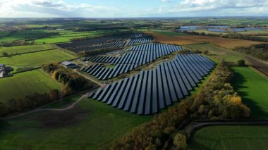 Büyük Fotovoltaik Güneş Santrali ve Kırsal İngiltere 'de Yüksek Voltajlı Şebeke Altyapısının Yüksek İrtifa Dronu Perspektifi