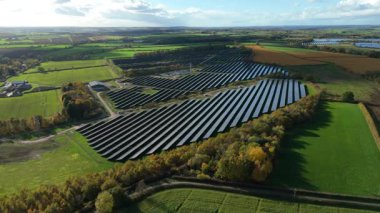 Büyük Fotovoltaik Güneş Santrali ve Kırsal İngiltere 'de Yüksek Voltajlı Şebeke Altyapısının Yüksek İrtifa Dronu Perspektifi