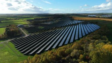 Büyük Fotovoltaik Güneş Santrali ve Kırsal İngiltere 'de Yüksek Voltajlı Şebeke Altyapısının Yüksek İrtifa Dronu Perspektifi