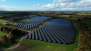 Büyük Fotovoltaik Güneş Santrali ve Kırsal İngiltere 'de Yüksek Voltajlı Şebeke Altyapısının Yüksek İrtifa Dronu Perspektifi
