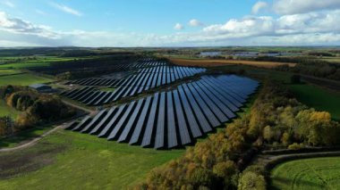 Büyük Fotovoltaik Güneş Santrali ve Kırsal İngiltere 'de Yüksek Voltajlı Şebeke Altyapısının Yüksek İrtifa Dronu Perspektifi