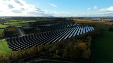 Büyük Fotovoltaik Güneş Santrali ve Kırsal İngiltere 'de Yüksek Voltajlı Şebeke Altyapısının Yüksek İrtifa Dronu Perspektifi