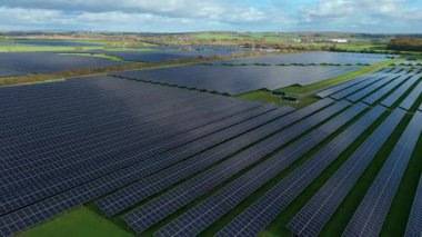 Nottingham İngiltere kırsalında binlerce fotovoltaik panelle birlikte yüksek irtifa Güneş Çiftliği 'nin havadan görünüşü