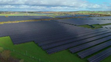 Nottingham İngiltere kırsalında binlerce fotovoltaik panelle birlikte yüksek irtifa Güneş Çiftliği 'nin havadan görünüşü
