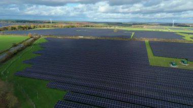 Nottingham İngiltere kırsalında binlerce fotovoltaik panelle birlikte yüksek irtifa Güneş Çiftliği 'nin havadan görünüşü