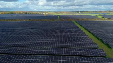 Nottingham İngiltere kırsalında binlerce fotovoltaik panelle birlikte yüksek irtifa Güneş Çiftliği 'nin havadan görünüşü