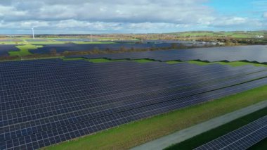 Nottingham İngiltere kırsalında binlerce fotovoltaik panelle birlikte yüksek irtifa Güneş Çiftliği 'nin havadan görünüşü