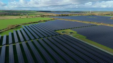 Nottingham İngiltere kırsalında binlerce fotovoltaik panelle birlikte yüksek irtifa Güneş Çiftliği 'nin havadan görünüşü