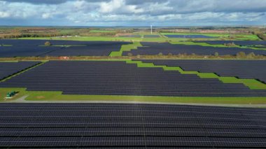 Nottingham İngiltere kırsalında binlerce fotovoltaik panelle birlikte yüksek irtifa Güneş Çiftliği 'nin havadan görünüşü