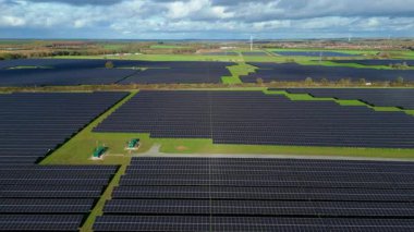 Nottingham İngiltere kırsalında binlerce fotovoltaik panelle birlikte yüksek irtifa Güneş Çiftliği 'nin havadan görünüşü