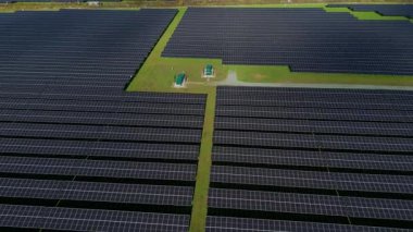 Nottingham İngiltere kırsalında binlerce fotovoltaik panelle birlikte yüksek irtifa Güneş Çiftliği 'nin havadan görünüşü