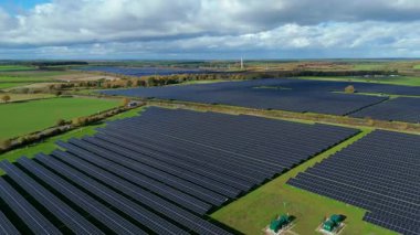 Nottingham İngiltere kırsalında binlerce fotovoltaik panelle birlikte yüksek irtifa Güneş Çiftliği 'nin havadan görünüşü