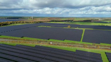 Nottingham İngiltere kırsalında binlerce fotovoltaik panelle birlikte yüksek irtifa Güneş Çiftliği 'nin havadan görünüşü