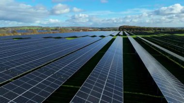 Nottingham İngiltere kırsalında binlerce fotovoltaik panelle birlikte yüksek irtifa Güneş Çiftliği 'nin havadan görünüşü