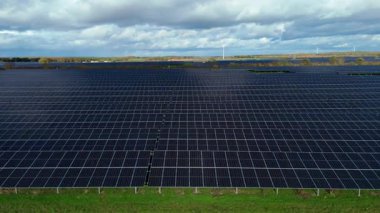 Nottingham İngiltere kırsalında binlerce fotovoltaik panelle birlikte yüksek irtifa Güneş Çiftliği 'nin havadan görünüşü