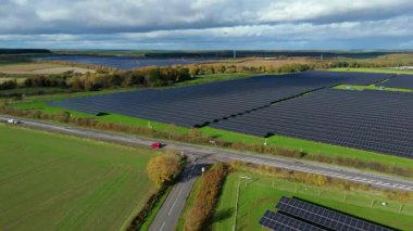 Nottingham İngiltere kırsalında binlerce fotovoltaik panelle birlikte yüksek irtifa Güneş Çiftliği 'nin havadan görünüşü