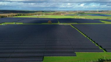 Nottingham İngiltere kırsalında binlerce fotovoltaik panelle birlikte yüksek irtifa Güneş Çiftliği 'nin havadan görünüşü