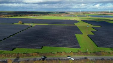 Nottingham İngiltere kırsalında binlerce fotovoltaik panelle birlikte yüksek irtifa Güneş Çiftliği 'nin havadan görünüşü