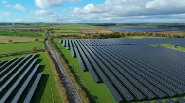 Nottingham İngiltere kırsalında binlerce fotovoltaik panelle birlikte yüksek irtifa Güneş Çiftliği 'nin havadan görünüşü